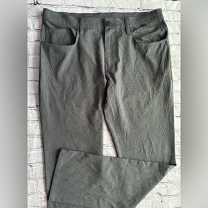 TRAVIS MATHEW mens size 35x32 OPEN to CLOSE pants